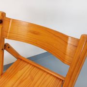 Pair of vintage folding chairs in pine from the 70s and 80s.
