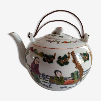 Teapot from China, generous shape, painted décor.