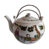 Théière provenance chinoise forme généreuse décor peint.