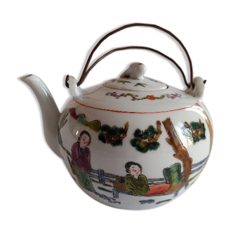 Teapot from China, generous shape, painted décor.