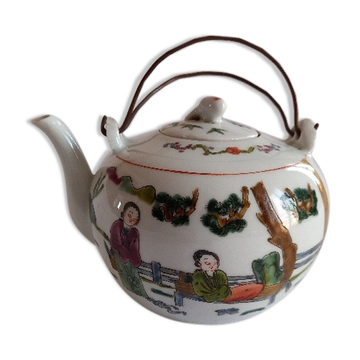 Théière provenance chinoise forme généreuse décor peint.