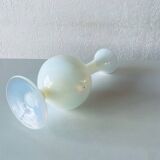 Vase ancien en opaline blanche