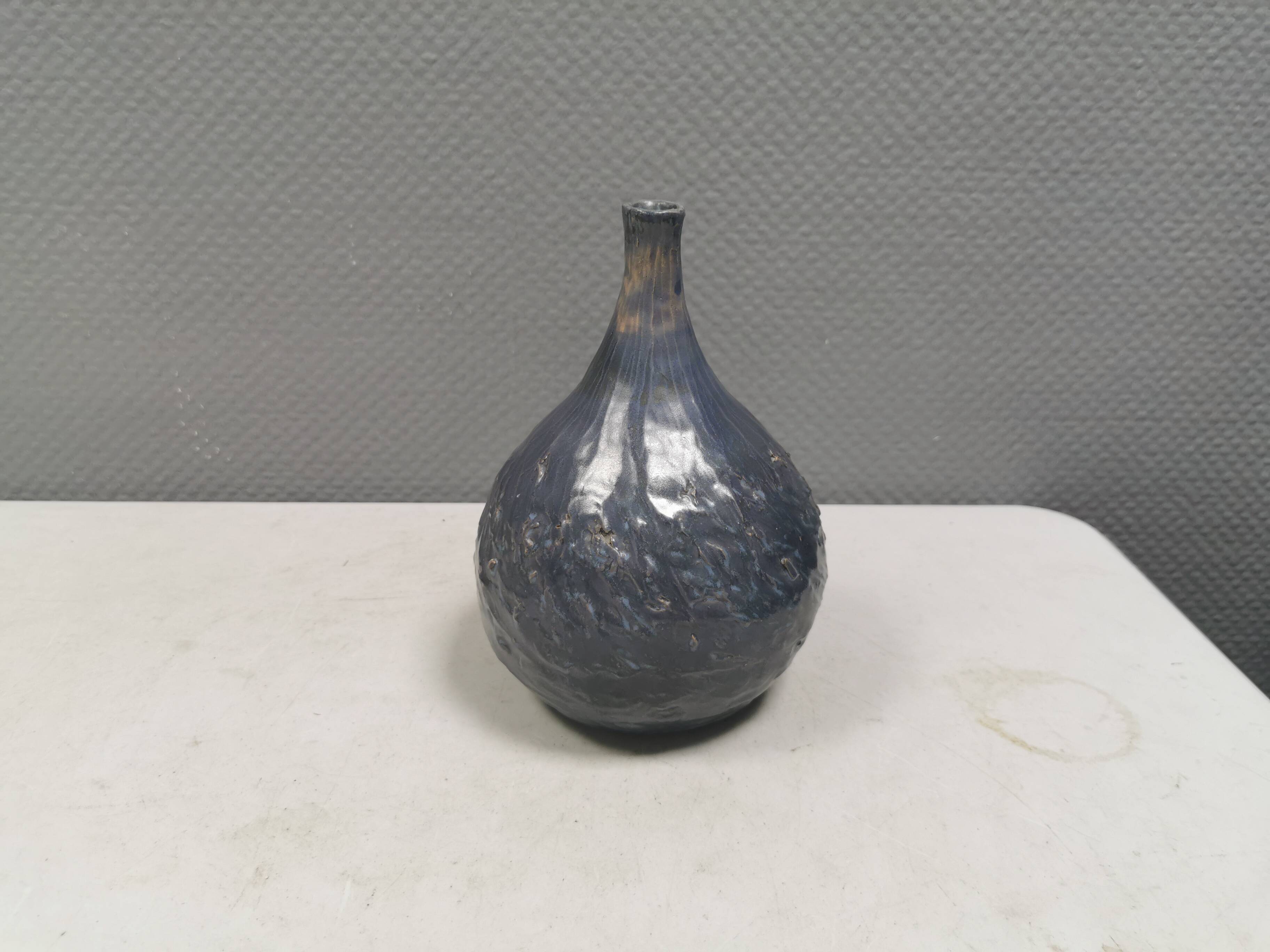 Vase Pauline Toynbee, Émail en cristal bleu texturé, forme organique, années 1980