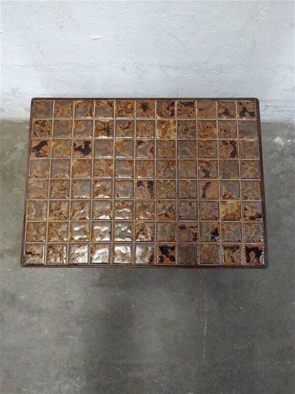Table vintage en carrelage