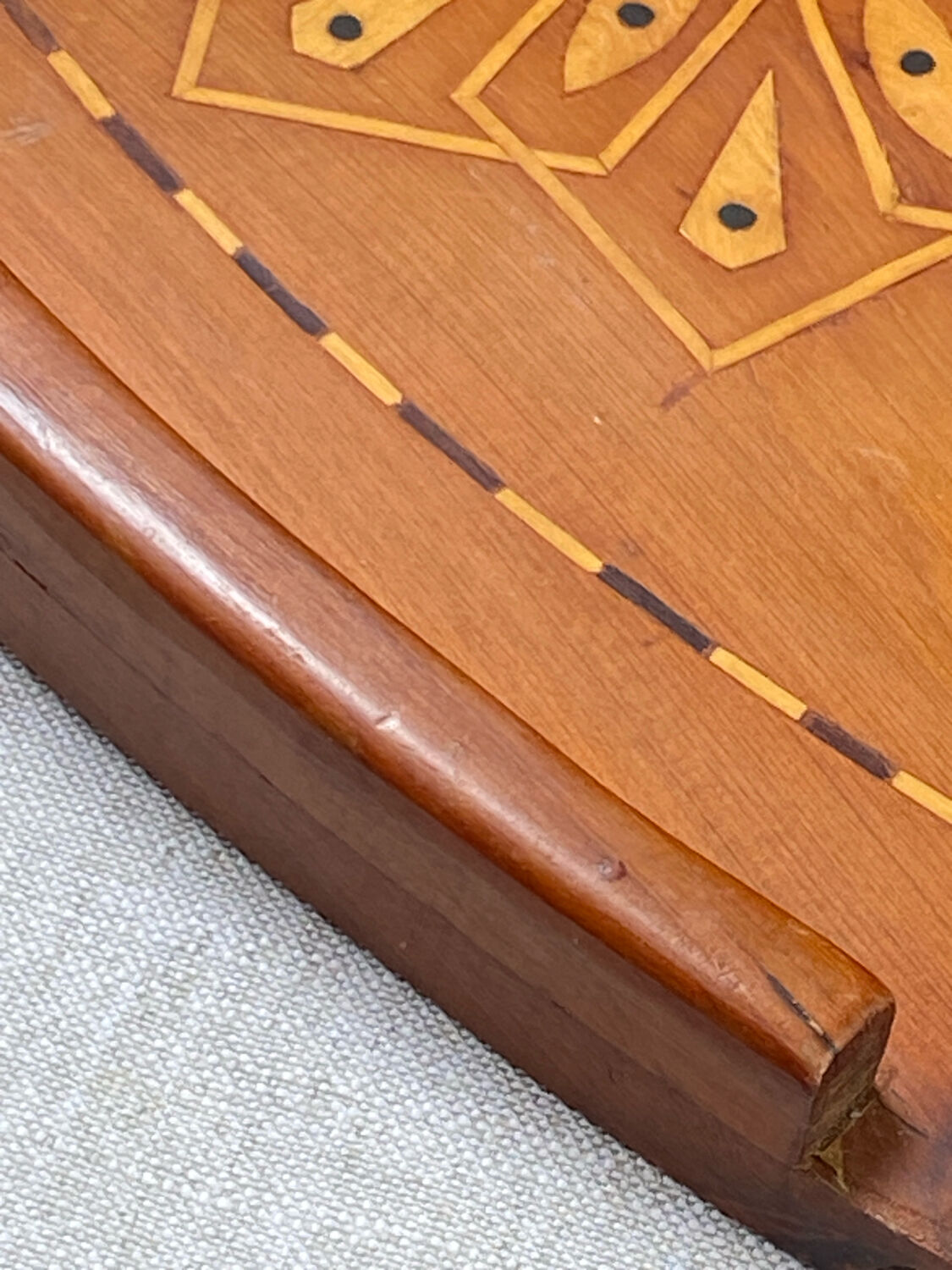 Wooden tray, inlaid decoration with marquetry and mother-of-pearl.
