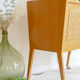 Meuble en bois et rotin pieds compas sur roulettes