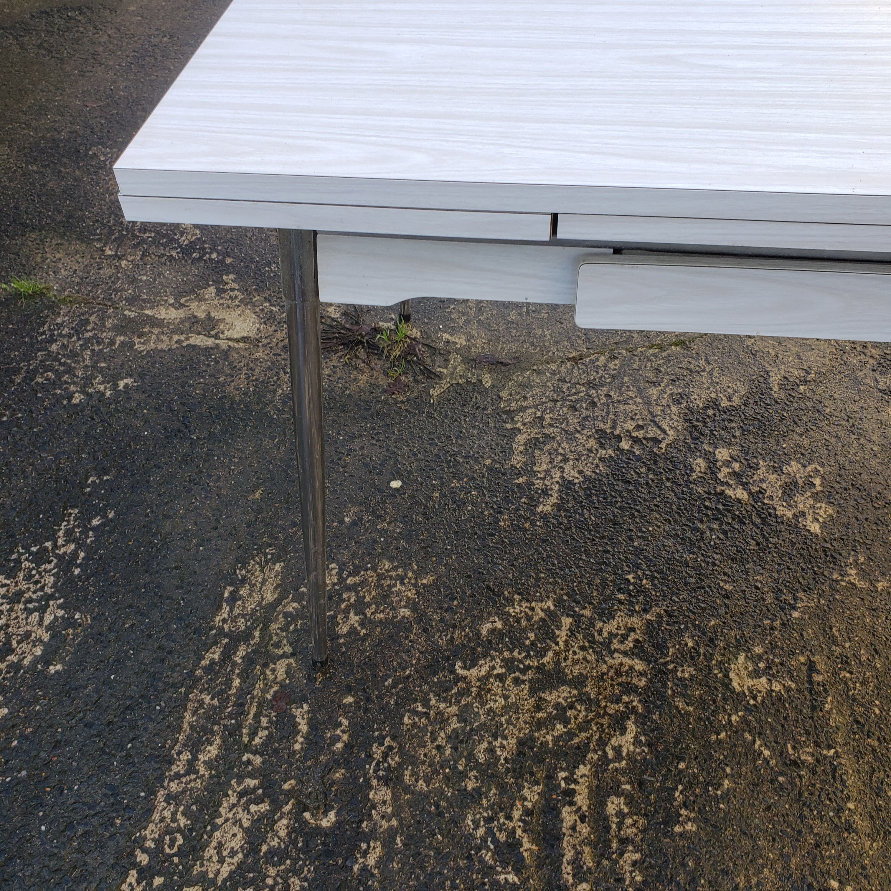 Formica table with extensions