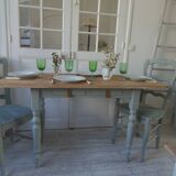 Table de ferme vintage piètement et ceinture réenchantés en vert de gris, plateau bois.