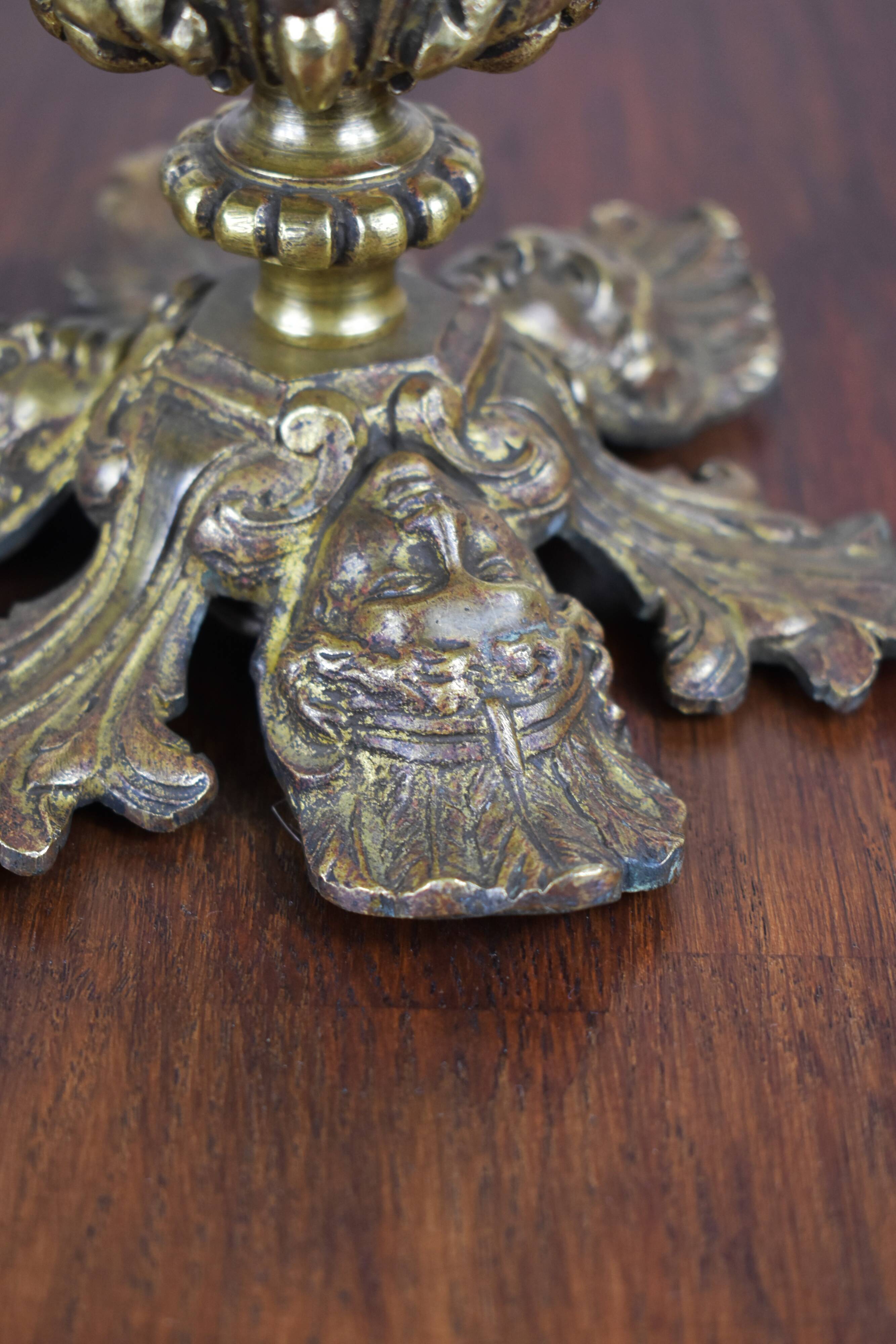 Suspension in bronze and glass paste.