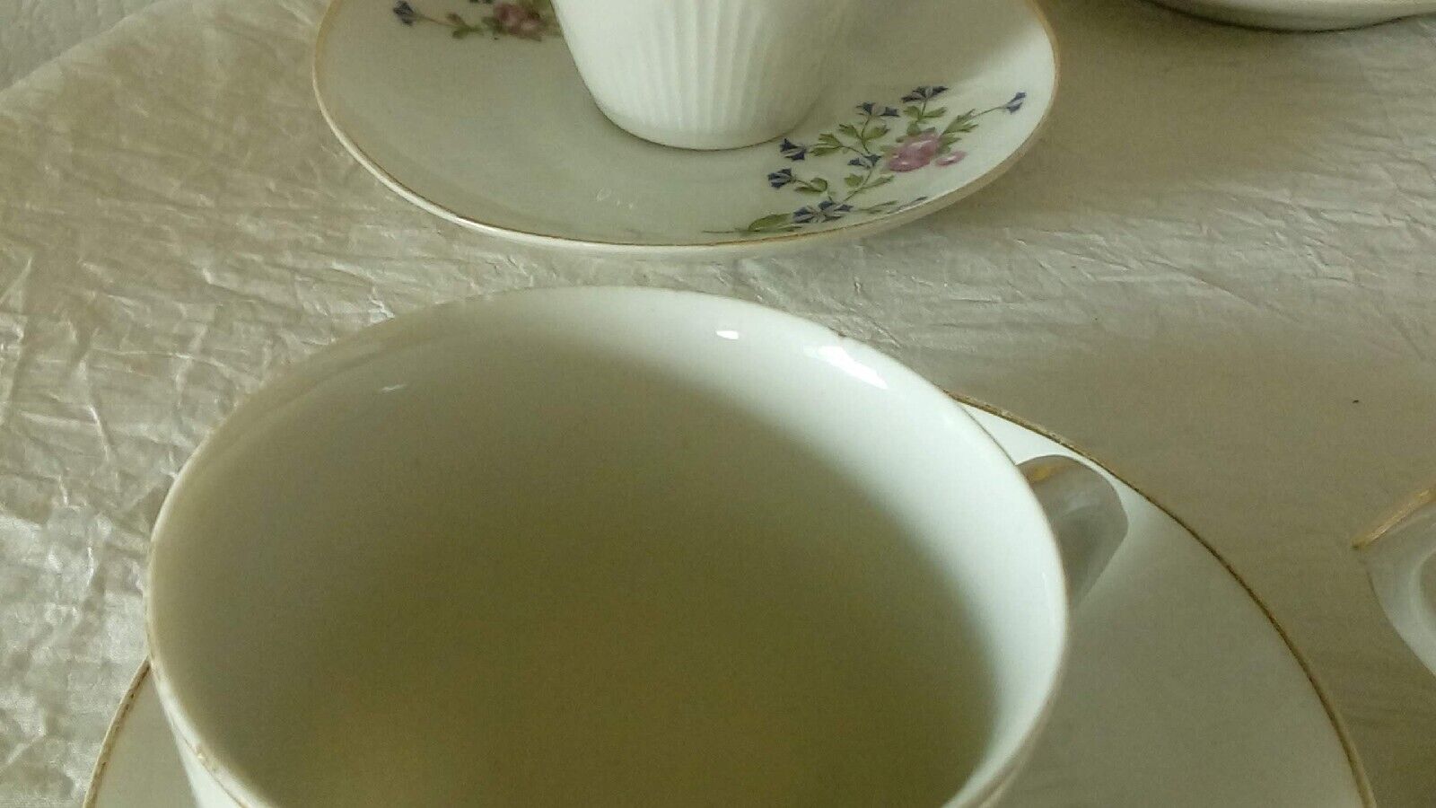 Tasses a cafe en porcelaine decor au barbeau