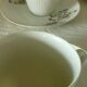 Coffee cups in porcelain decorated with a barb.