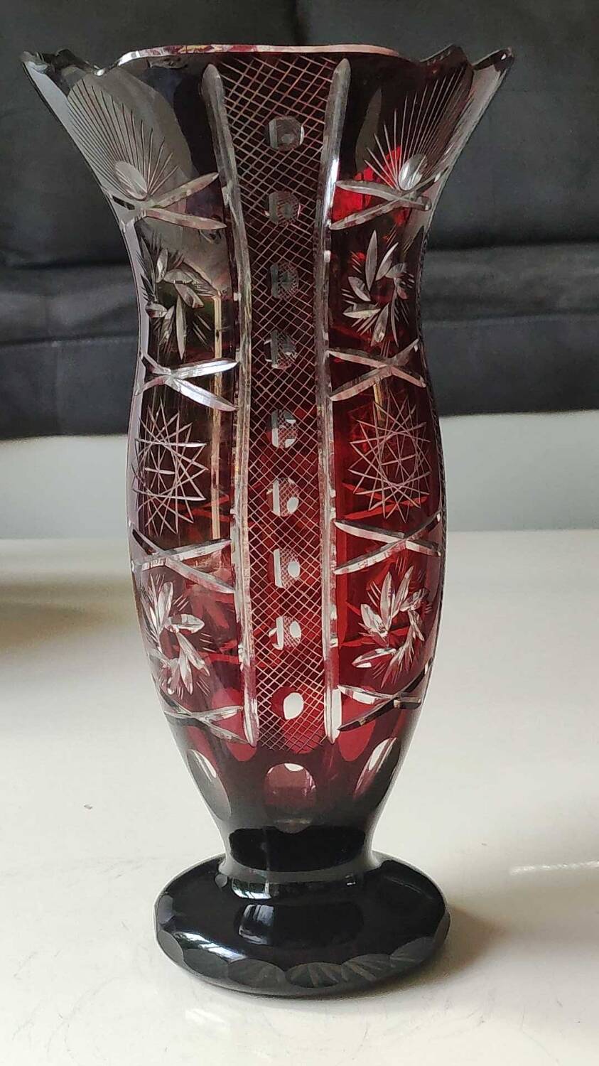 Large vase in hand-cut Bohemian crystal. Deep ruby red. Roemer style. Dim 29 x 14.5 cm