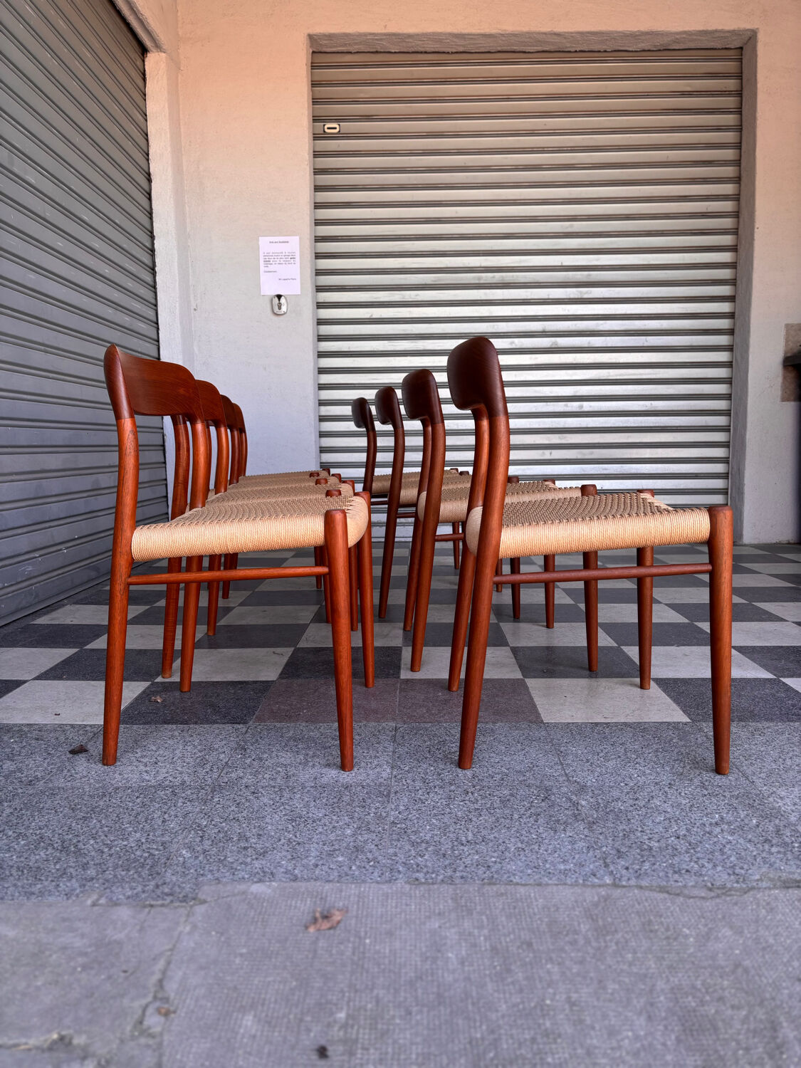 Série de 8 chaises Møller 75