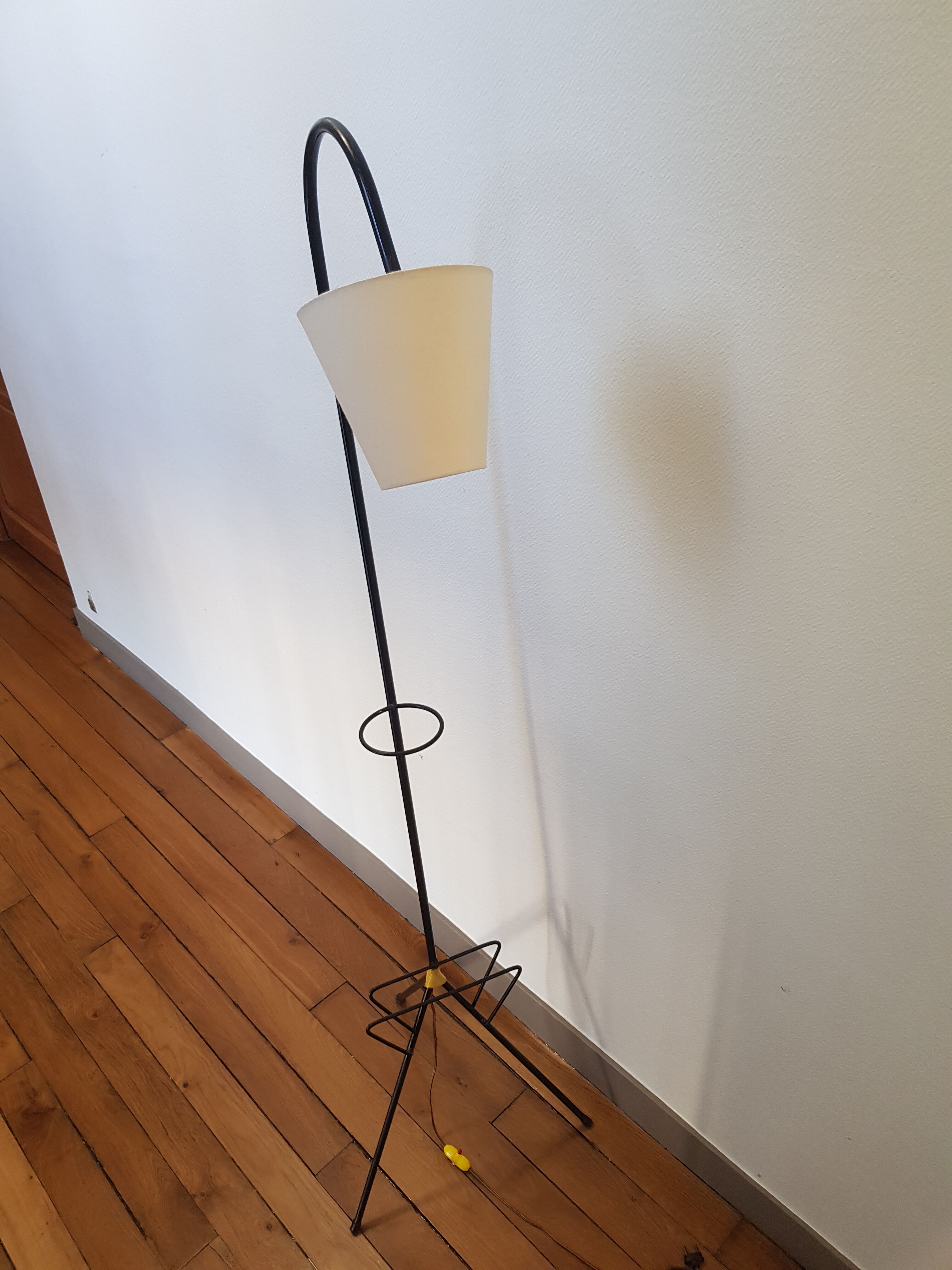 Tripod lamp