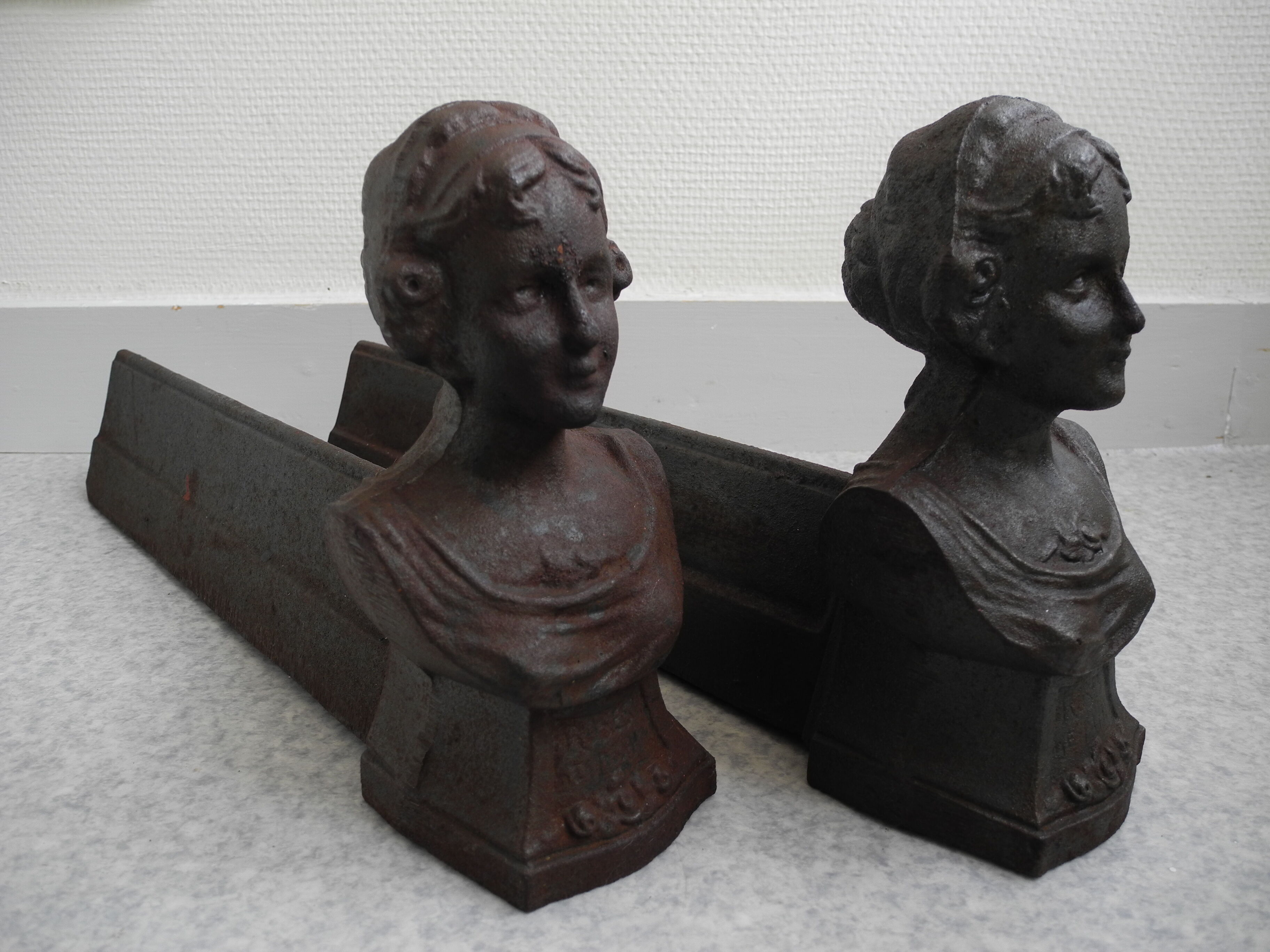 Paire chenets anciens fonte "roses de mai" cheminée antique andirons
