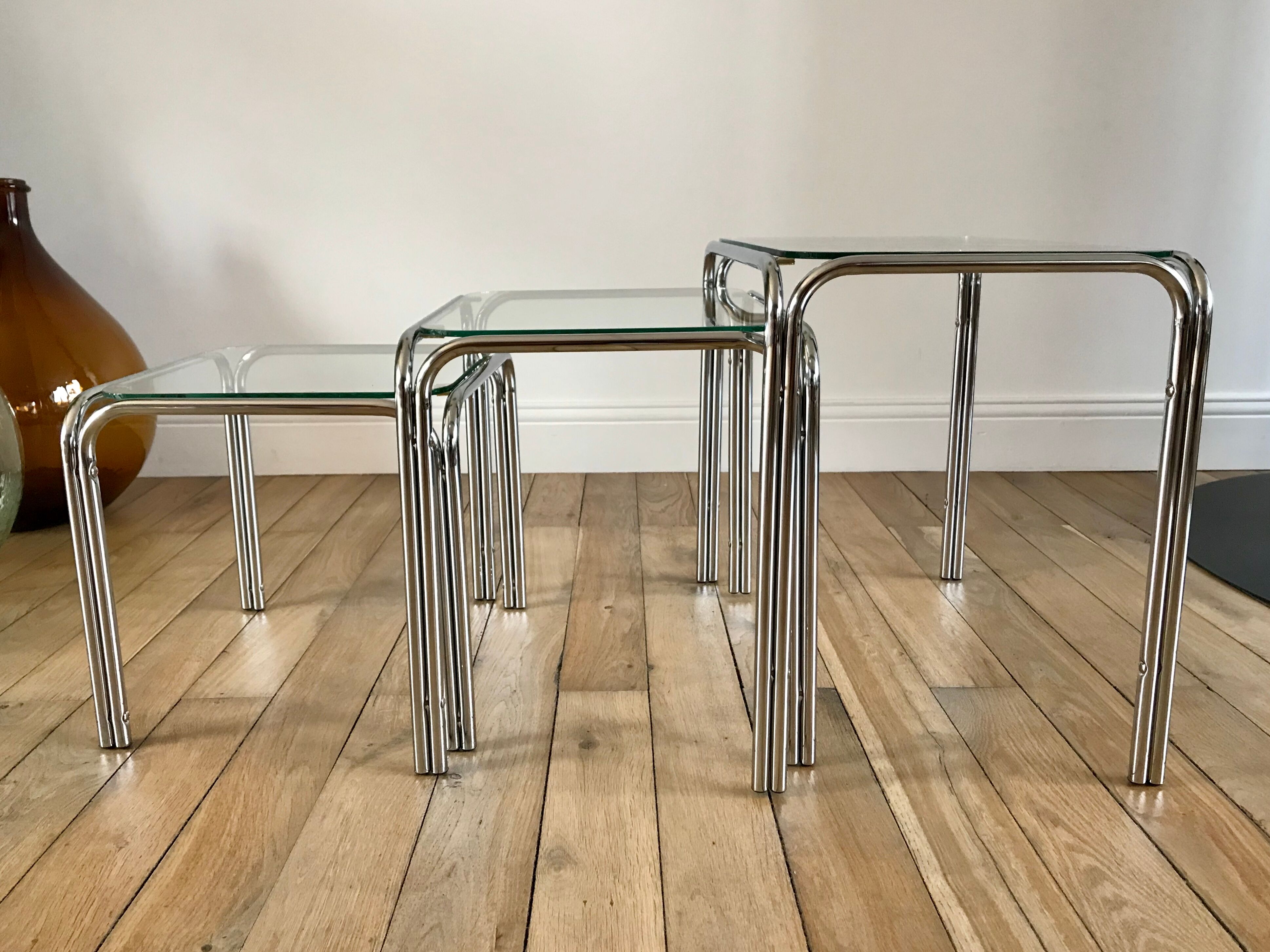 Trio of pull-out coffee tables in glass and chrome metal 70s