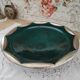 Plat rond creux oriental en céramique vert profond et métal couleur argent