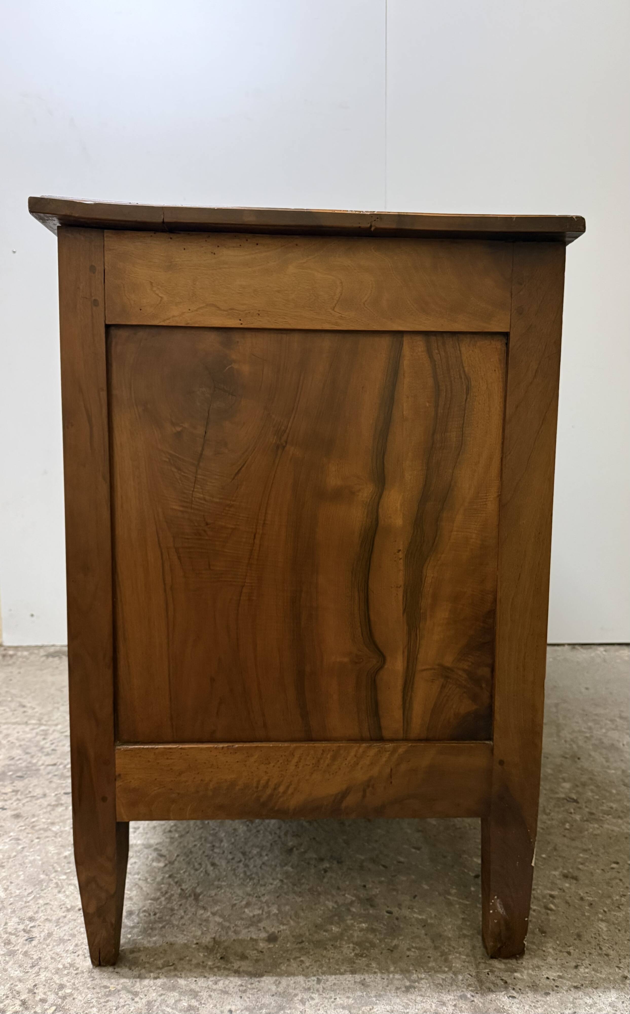 Commode en noyer de style Louis XVI