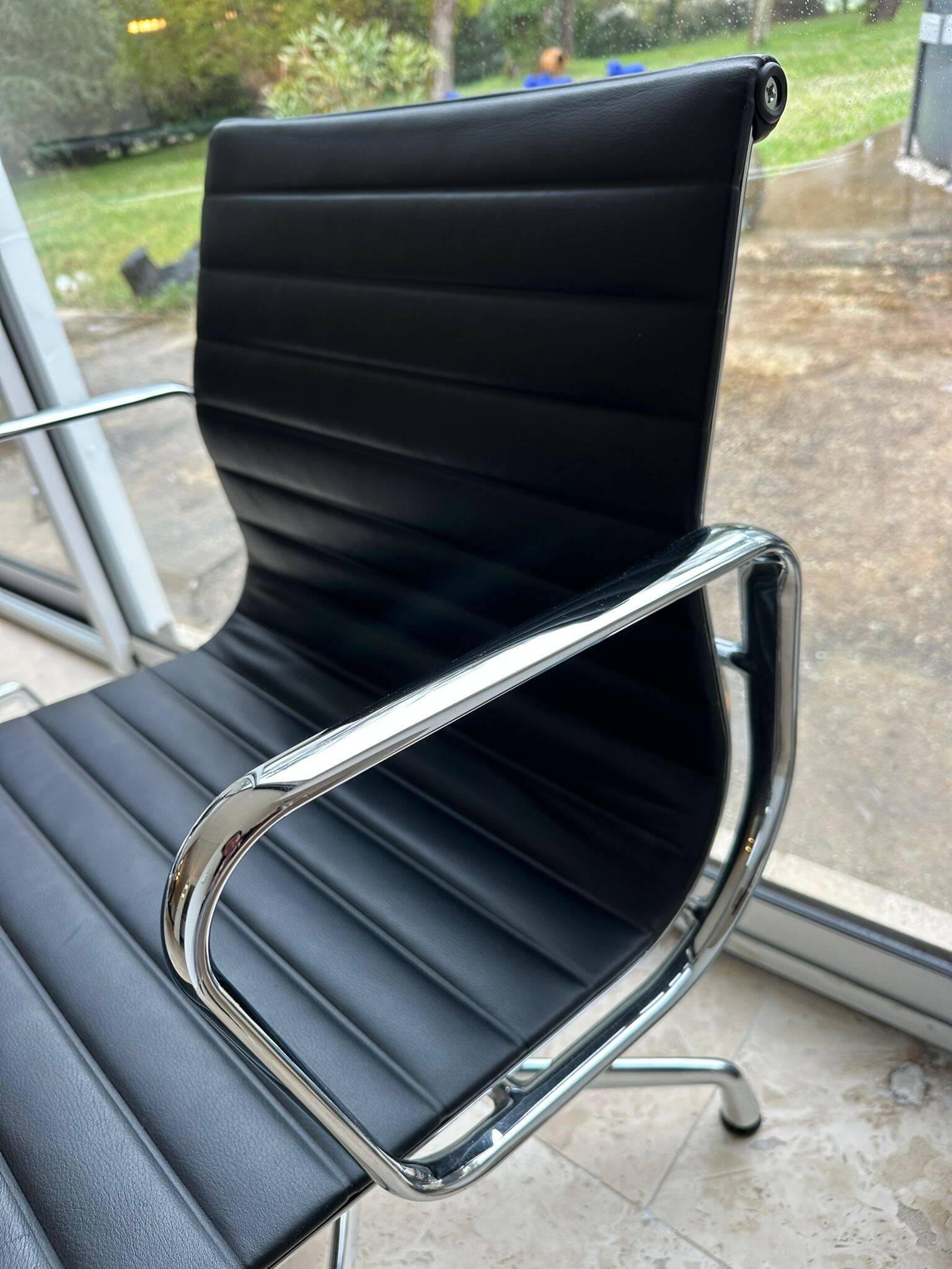 Vitra Aluminium Chair EA 107 Charles & Ray Eames