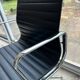 7 chaises en aluminium Vitra EA 107 Charles et Ray Eames