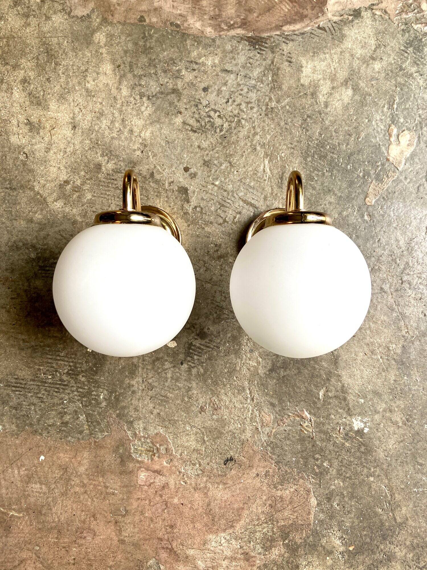 2 wall lamps in gilded metal and white opaline