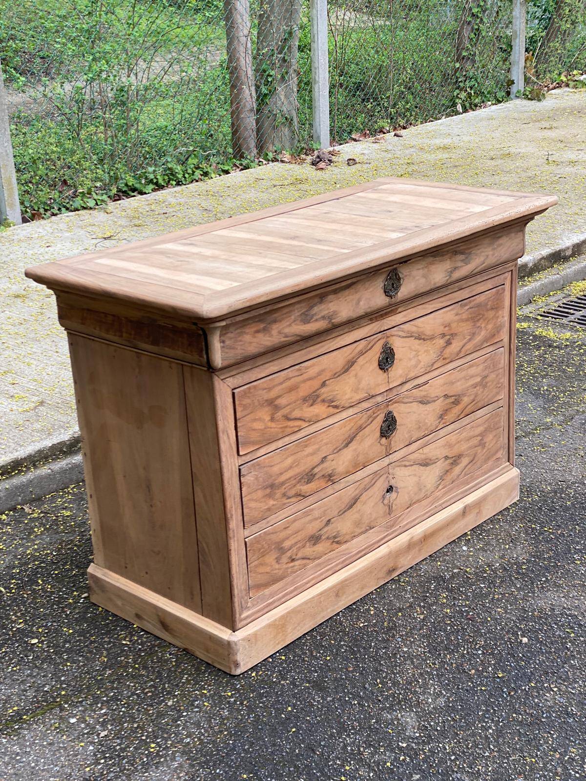 Renovated Louis Philippe chest of drawers in solid wood and walnut veneer from the 18th century.