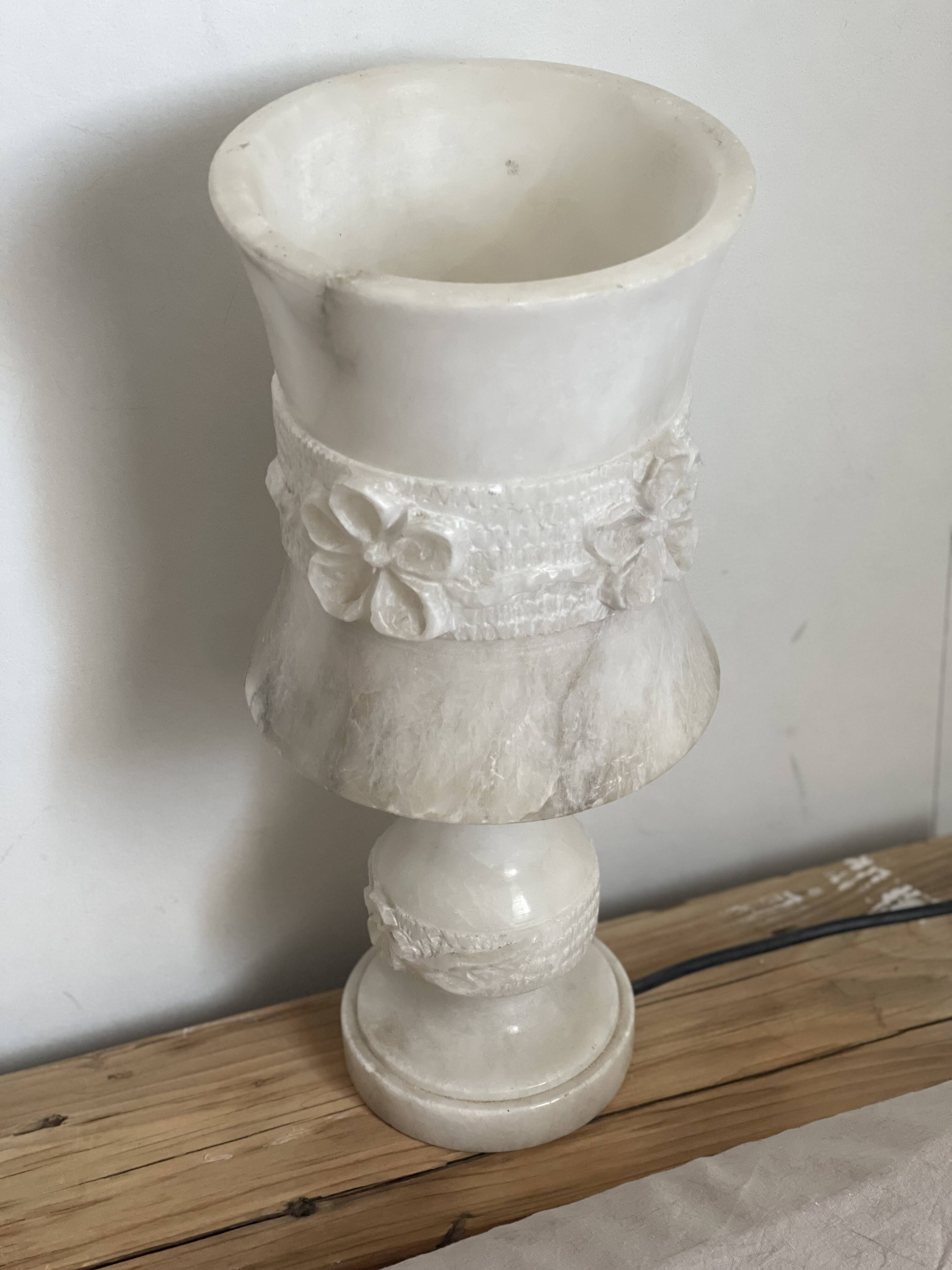 Vintage lamp in sculpted alabaster - flower shape