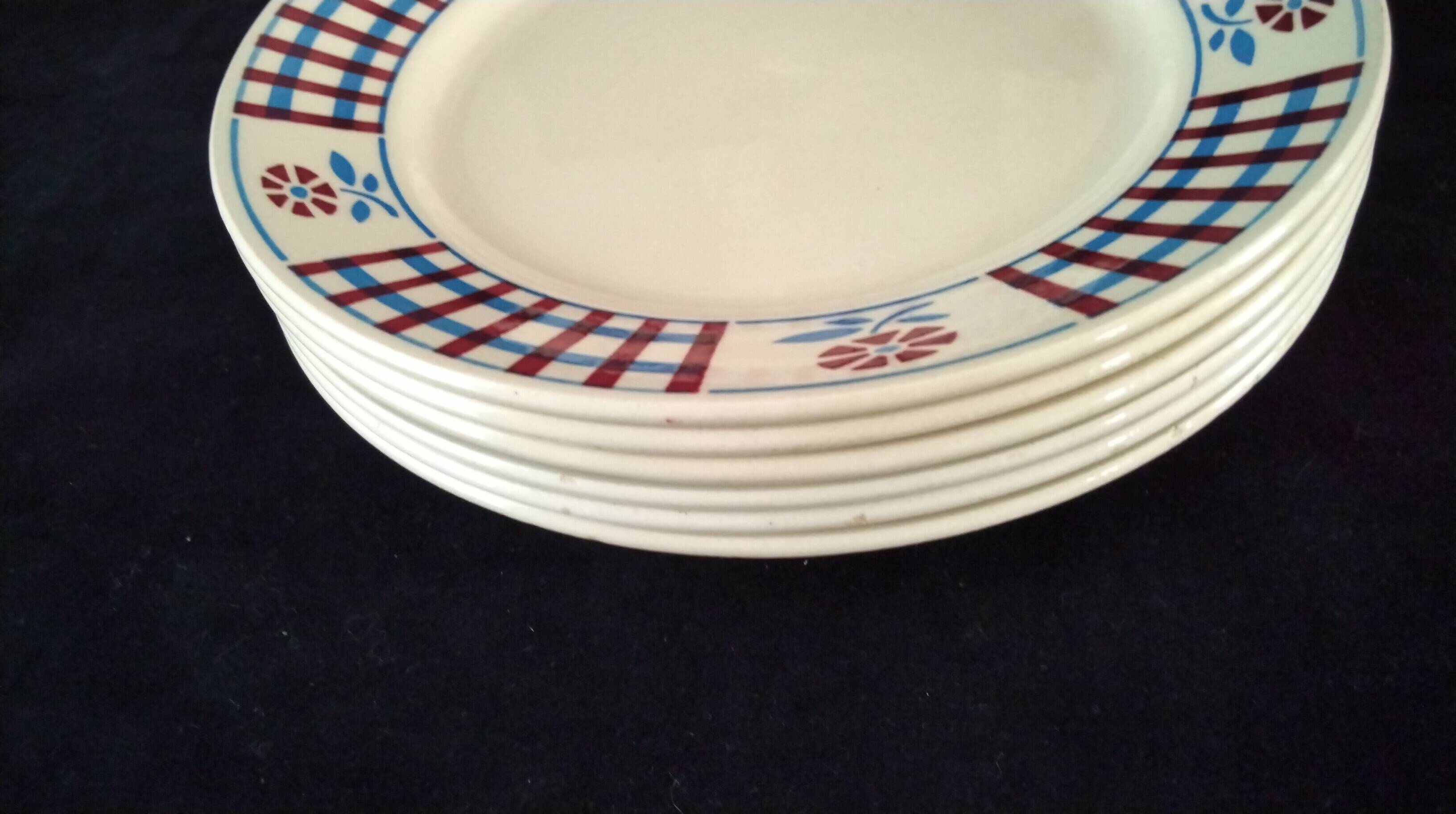 6 Assiettes plates en demi porcelaine de Badonviller
