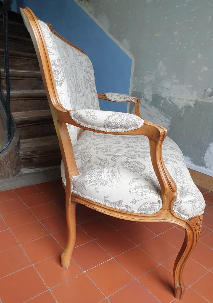 Louis XV style convertible sofa toile de Jouy Chinoiseries