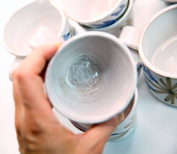 5 tasses, 1 pot à lait, 1 sucrier de Michel Barbier Vallauris