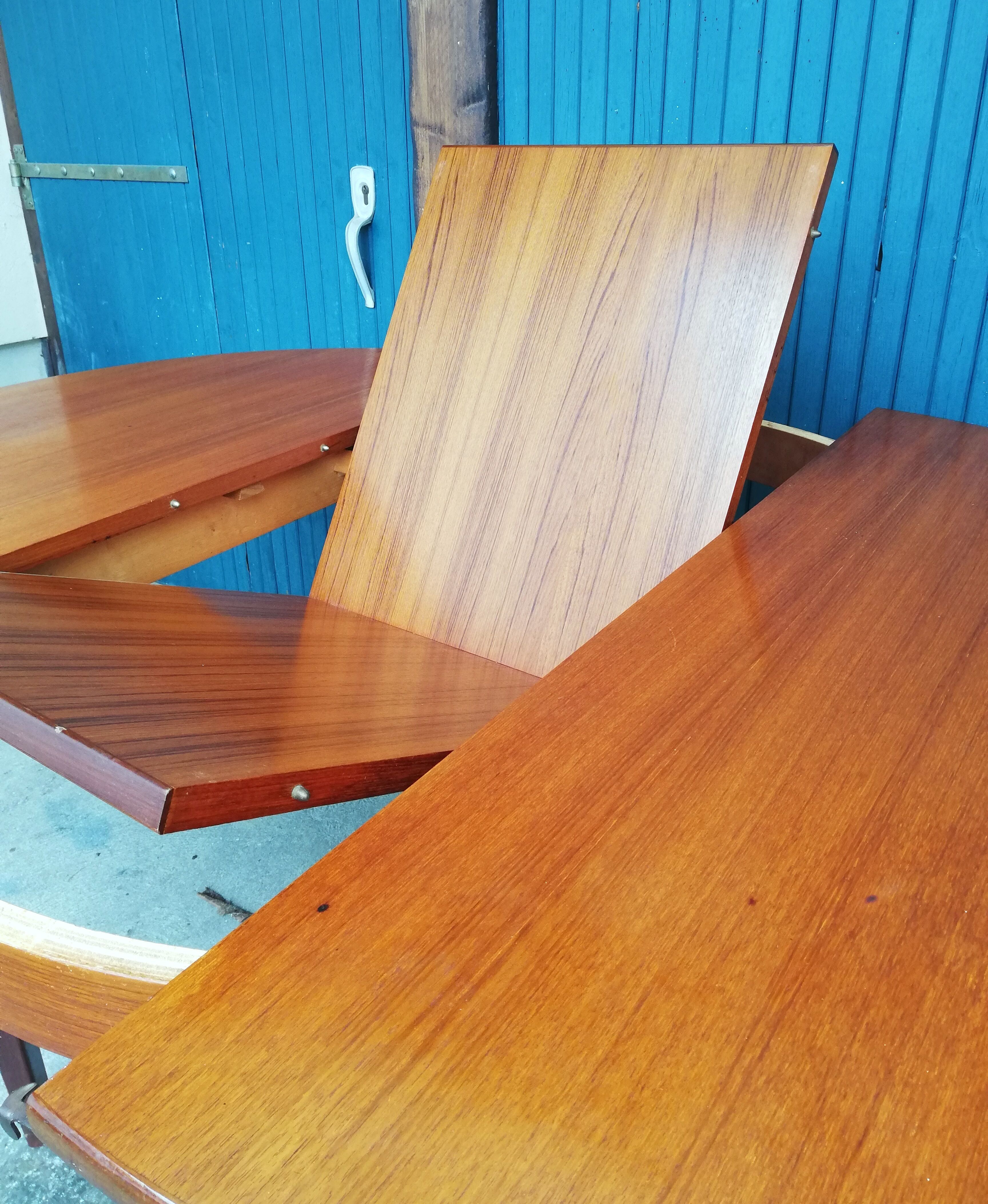 Expandable roundtable