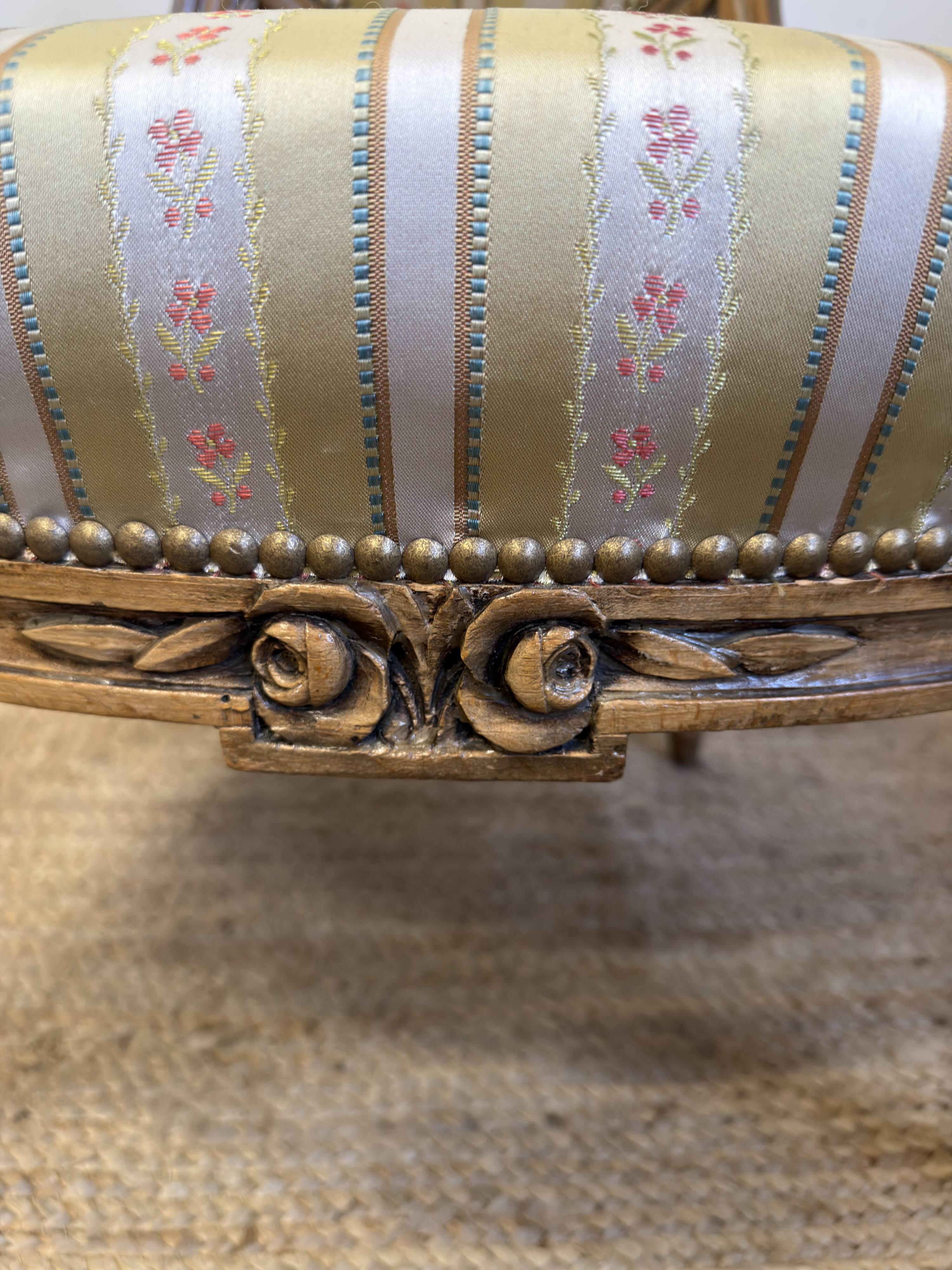 Fauteuil cabriolet médaillon de style Louis XVI