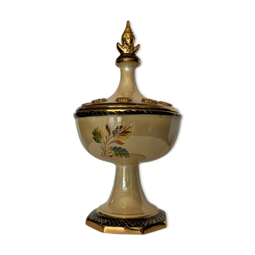 Covered dish on bequet