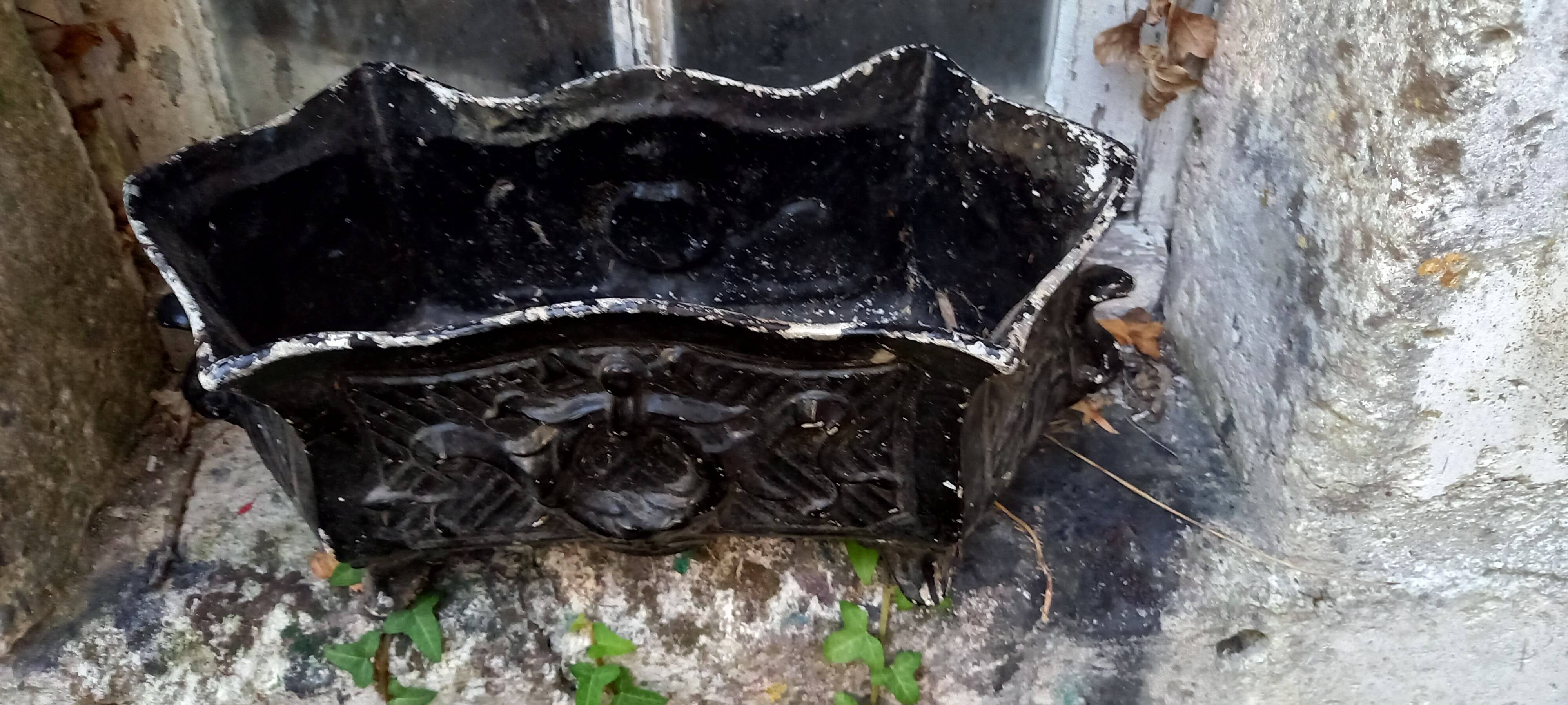 Cast iron planter