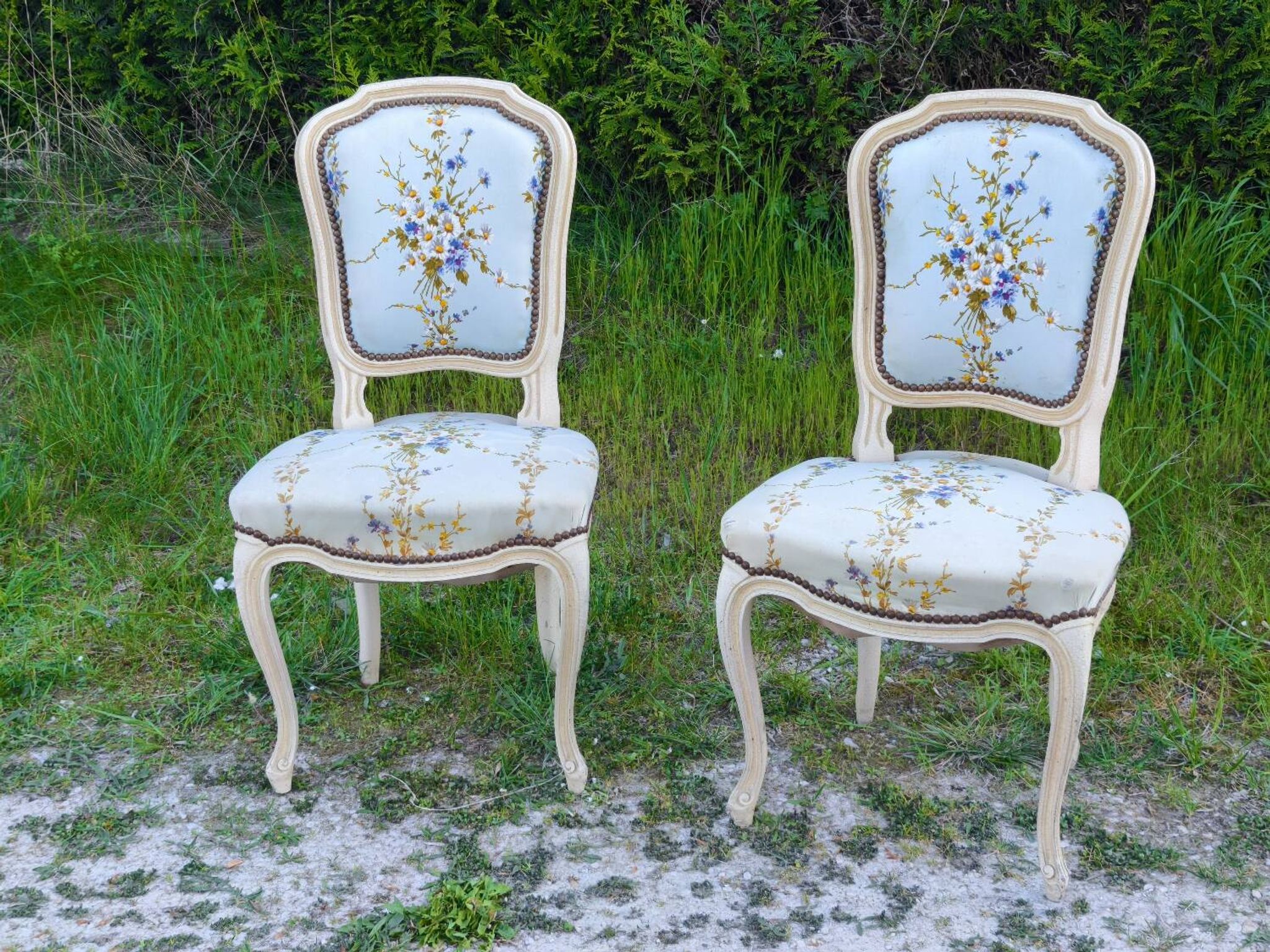 Pair of Louis XV style cabriolet chairs with a patina – floral fabric