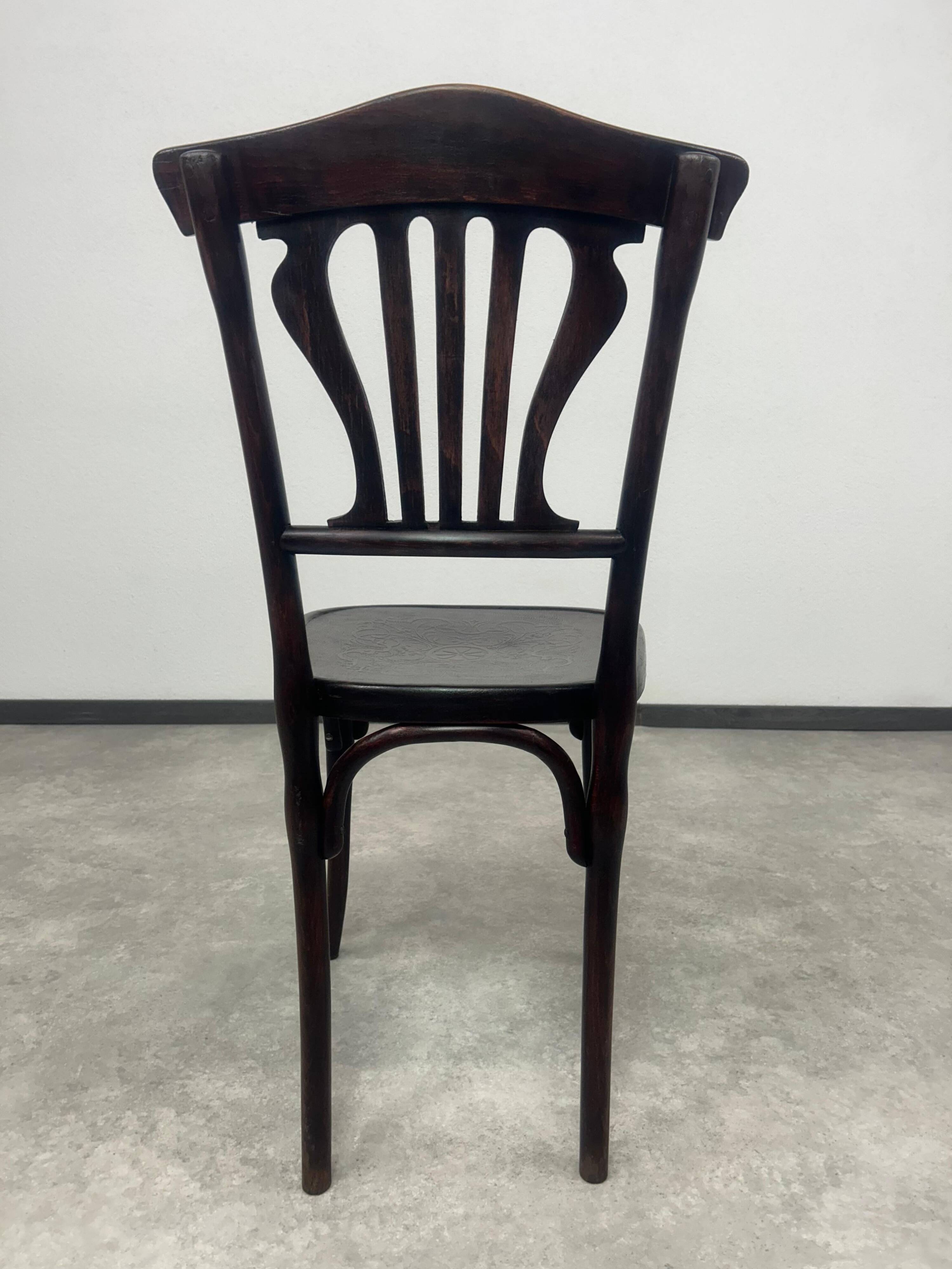 Curved wooden dining chair no. 228 by Thonet