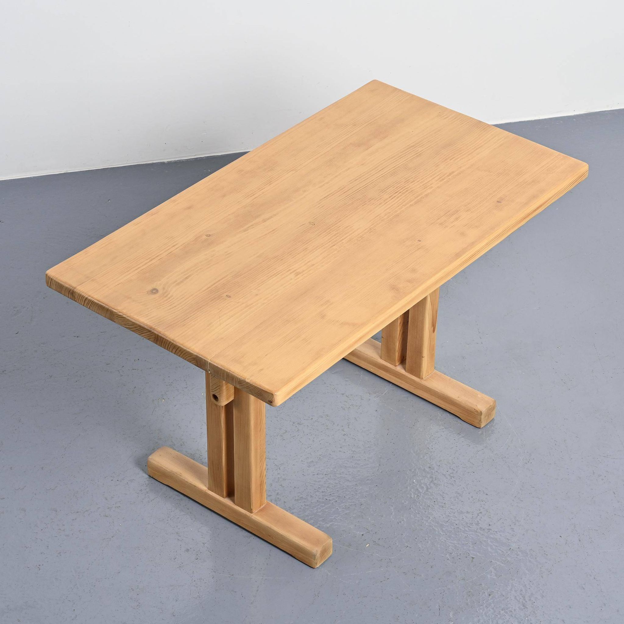 Table en pin massif, Les Arcs, France.