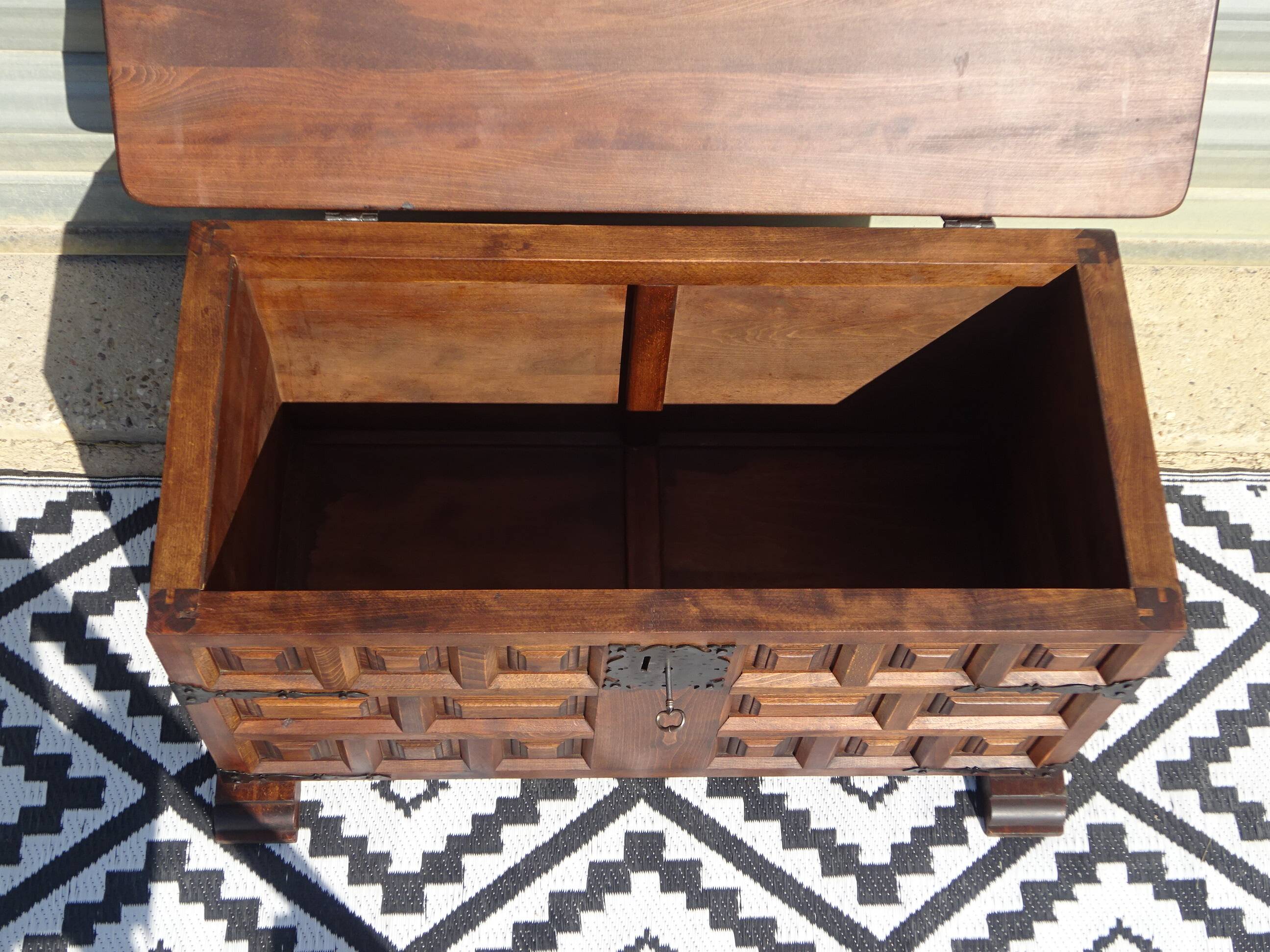 Tuscan chest in solid wood, Argudo Navarro, Spain