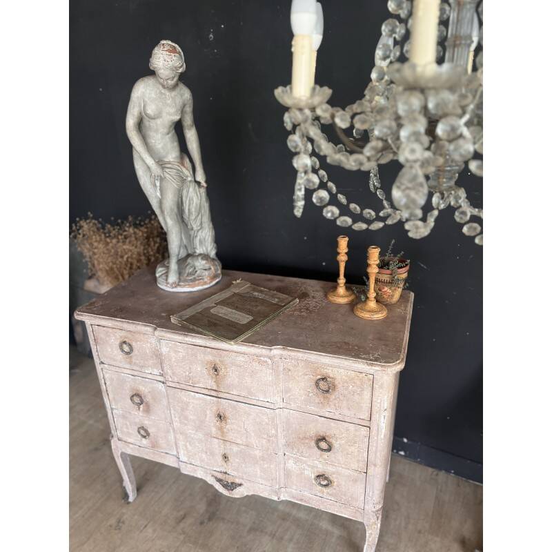 Distressed chest of drawers