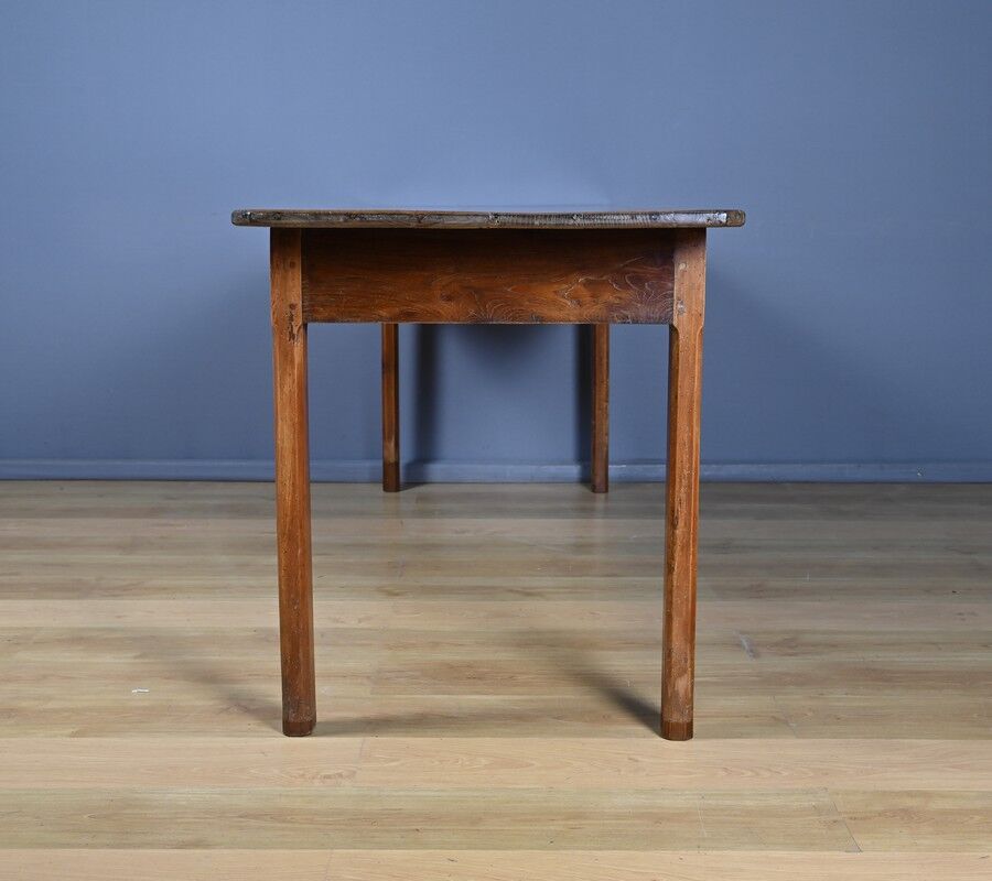Chestnut farmhouse table, 8 to 10 covers – late 19th century