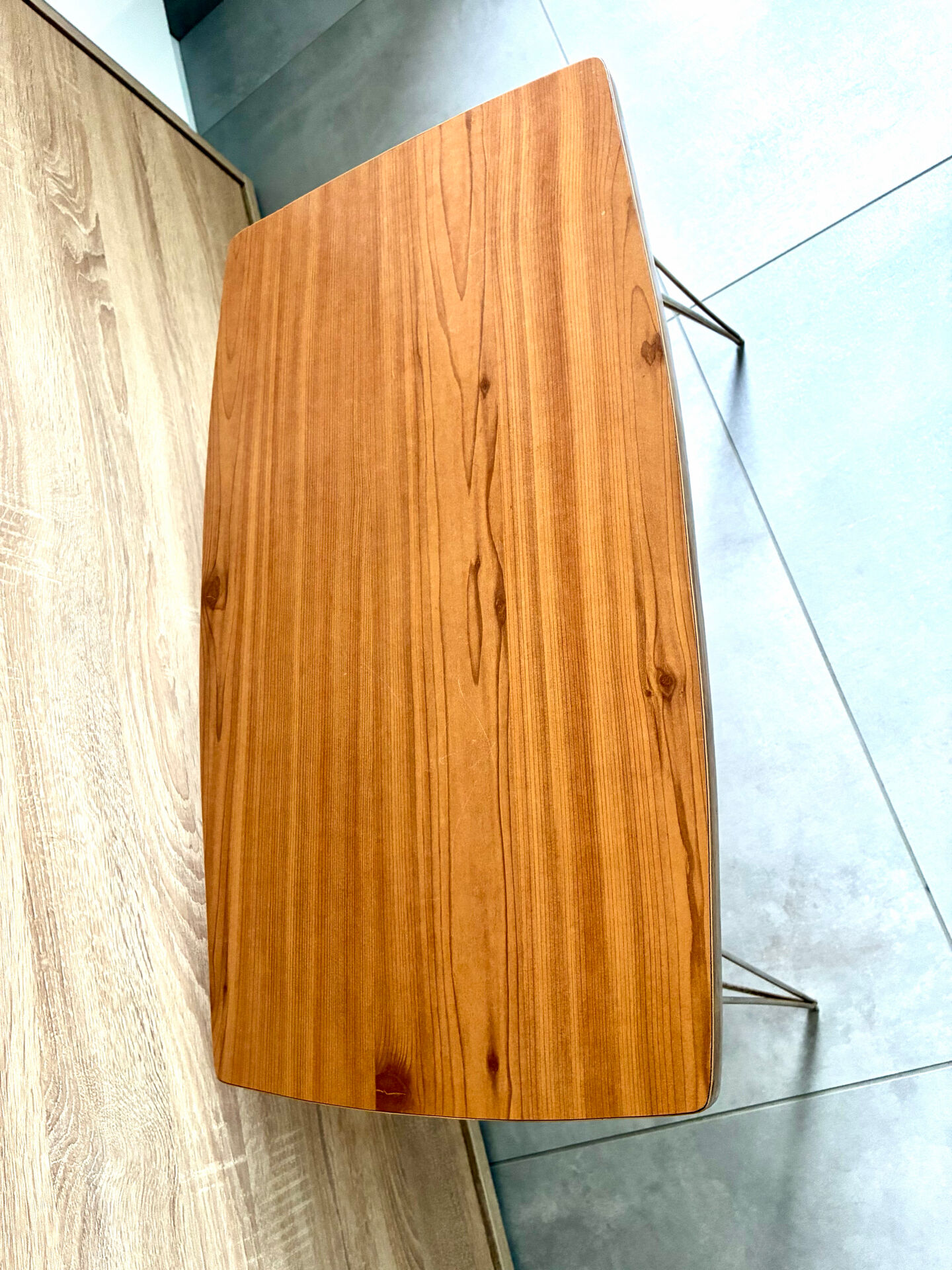 Table basse vintage 1960 Formica teck et pieds laiton