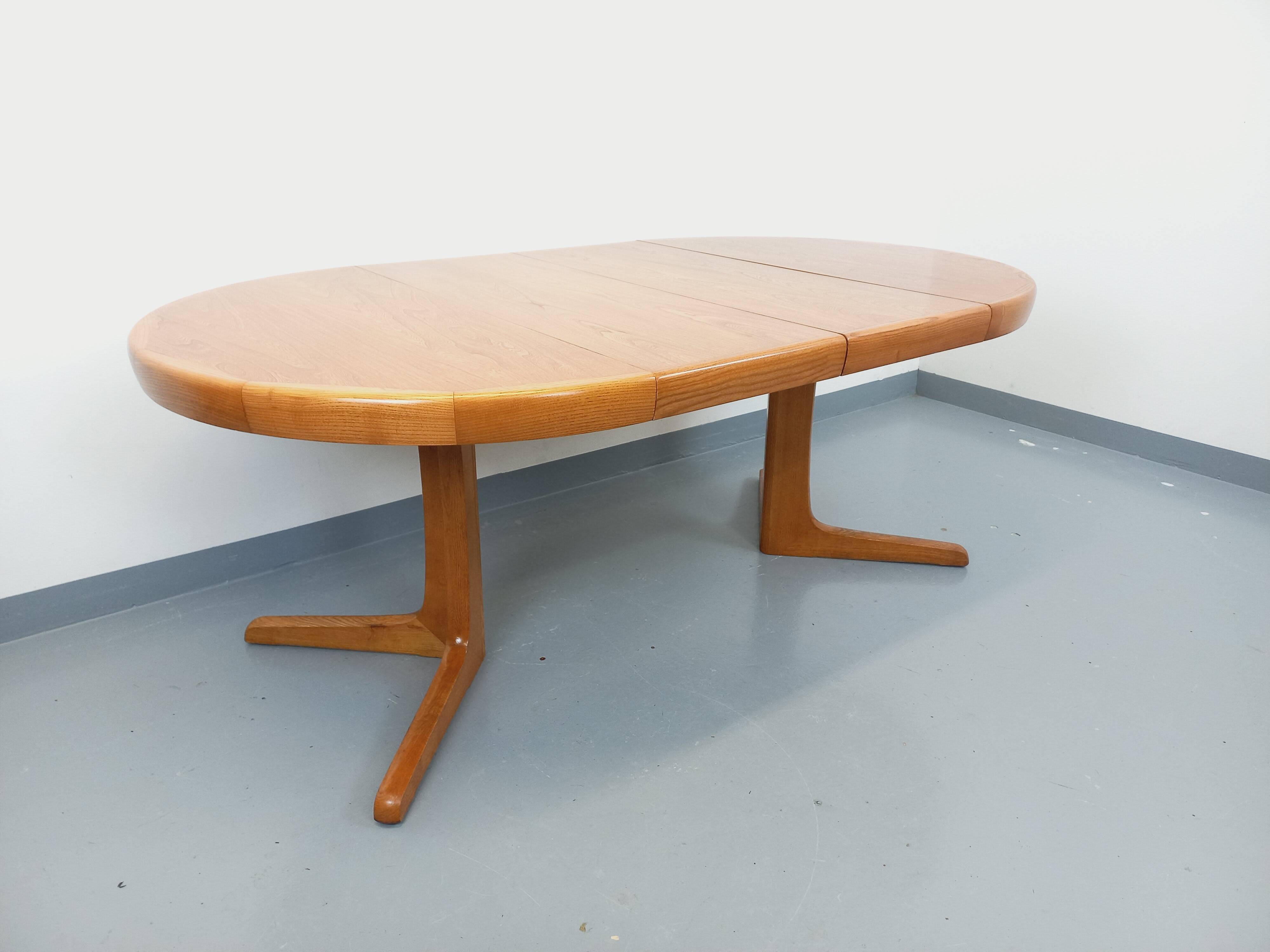 Vintage round dining table in Scandinavian style from the 60s and 70s in elm.