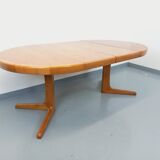 Vintage round dining table in Scandinavian style from the 60s and 70s in elm.