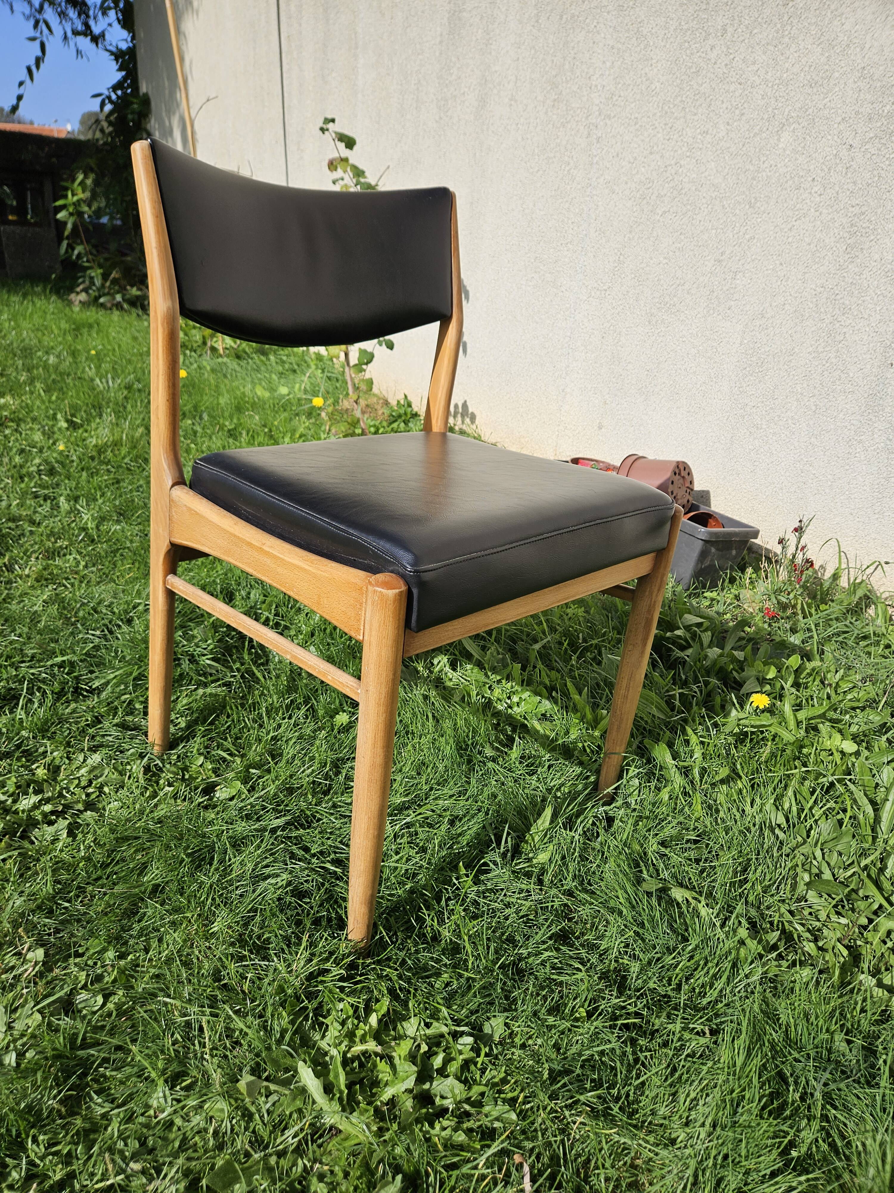 Chaise scandinave assise et dossier similicuir
