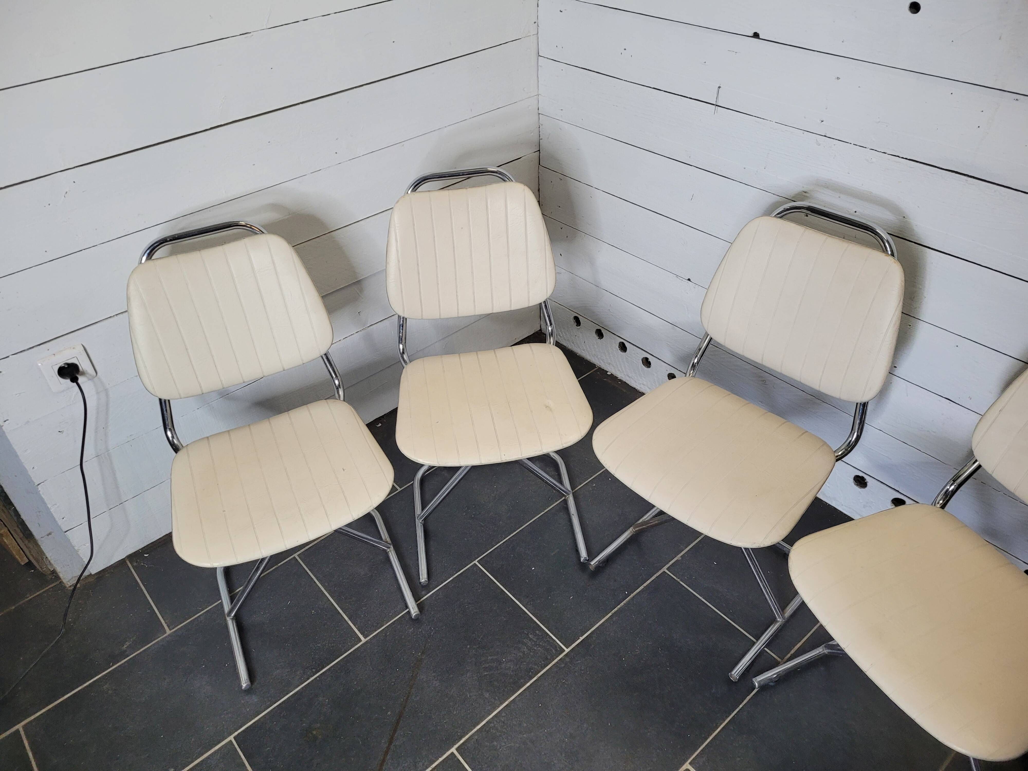 4 chrome foot chairs on top in Skaï from the 60s/70s