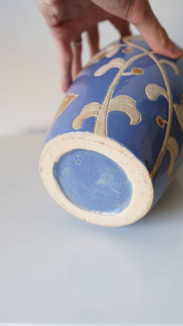 Vase en grès vernissé – décor floral en relief – style Keramis – années 70