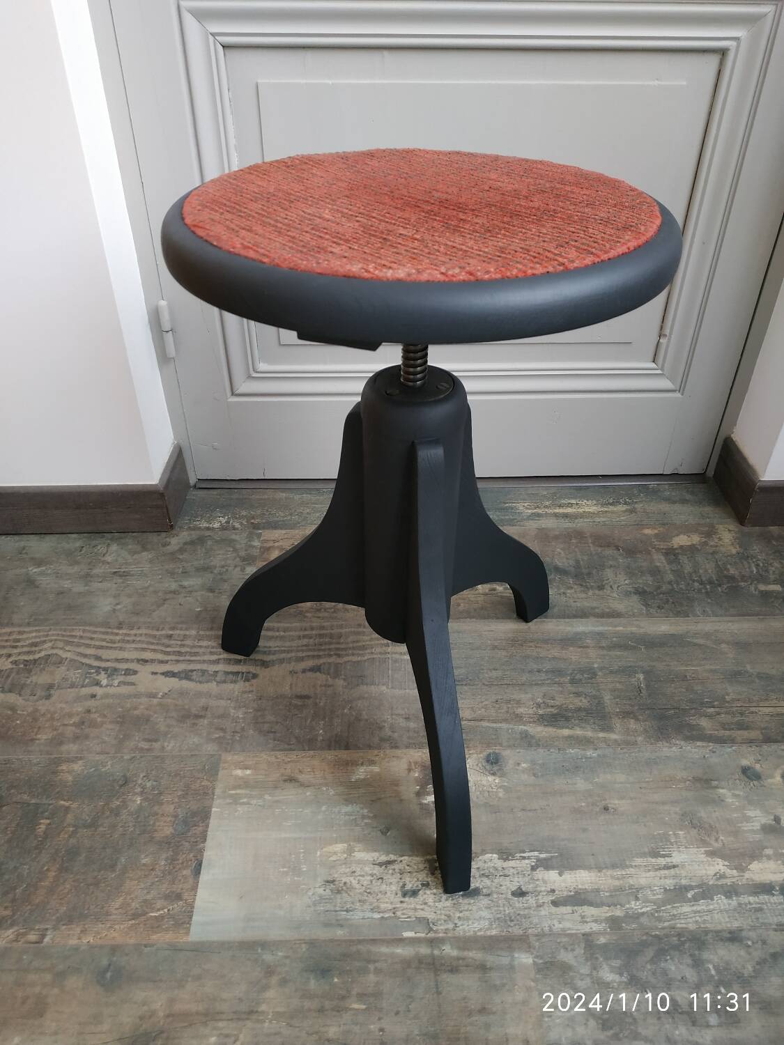 Tripod screw stool