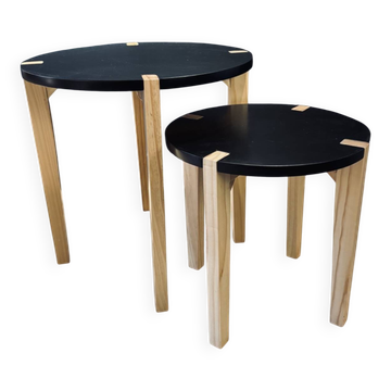Duo de tables d’appoint rondes en bois et noir, style scandinave