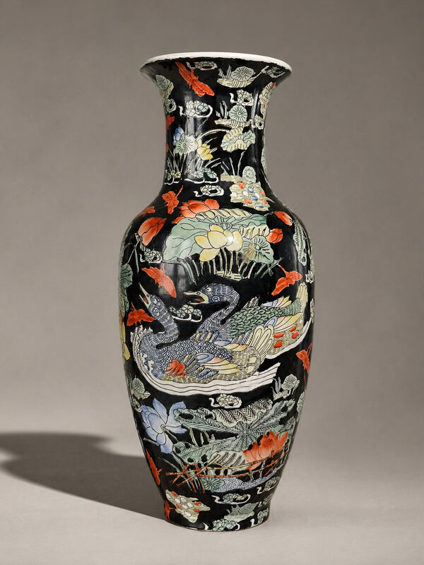 Grand vase chinois en porcelaine à décor d’oies et lotus fond noir - XXème