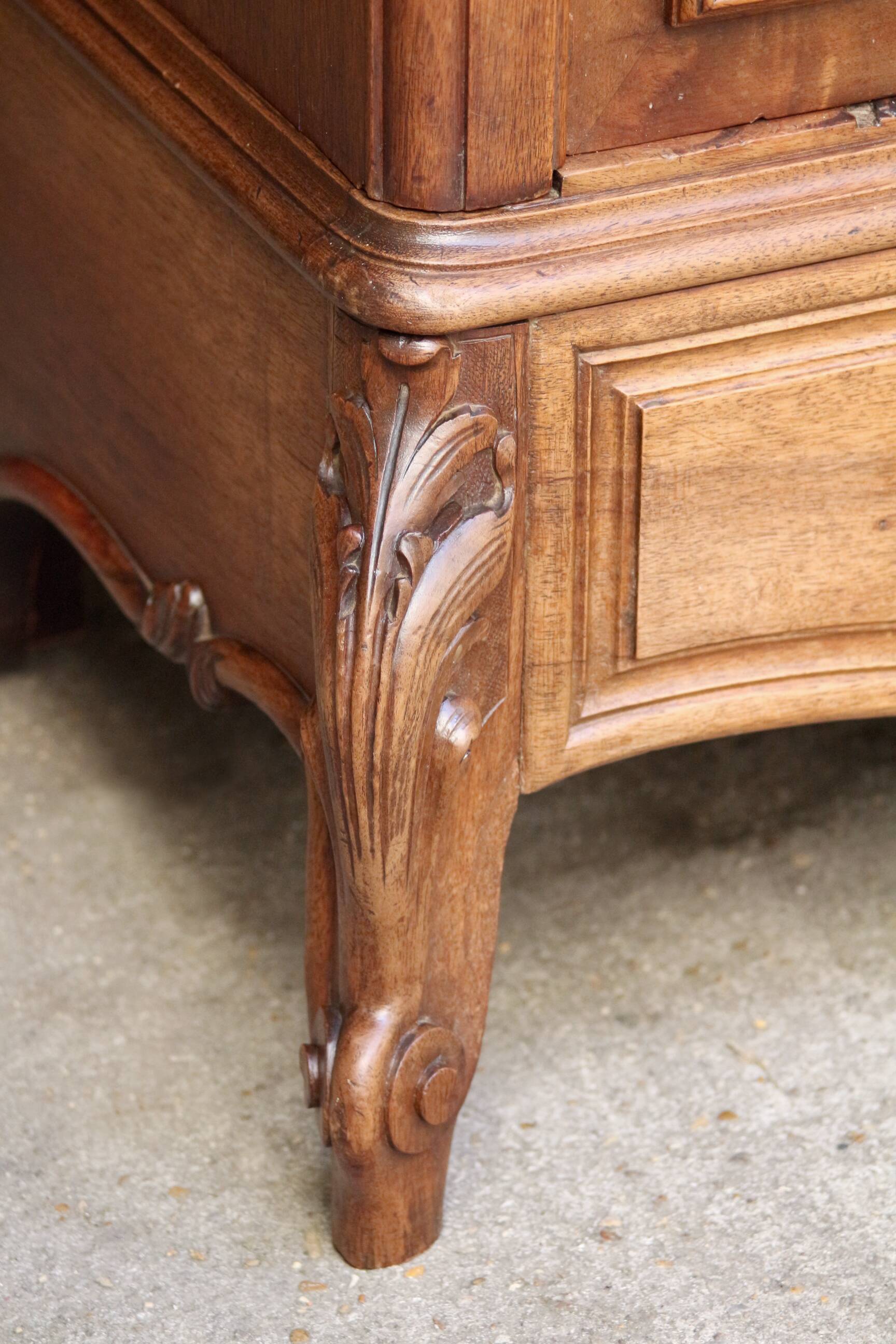Armoire en noyer vers 1880